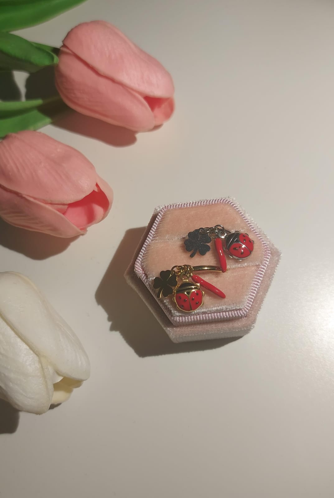 Anello portafortuna con charm