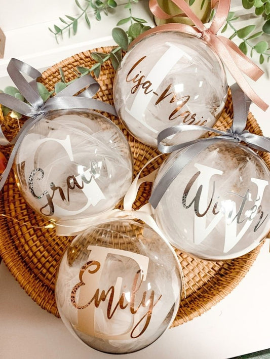 Palla di natale con nome e iniziale .
